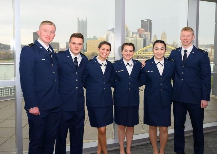 六名空军后备军官训练队学生摆姿势拍照